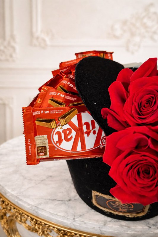 Royal Velvet Box – Rose & KitKat